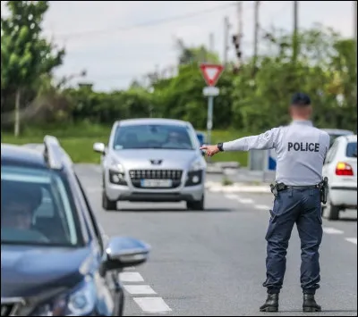 Ce policier me fait signe de me garer sur le côté, en vue de me contrôler. Je...