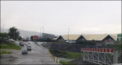 Suite à de fortes pluies, ce radier est submergé mais les services de sécurité ne sont pas encore sur place pour procéder à sa fermeture. Que décides-tu ?