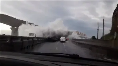 Une tempête approche et provoque d'immenses houles qui s'abattent sur la route. Tu...