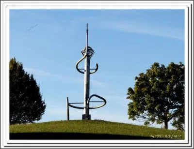 Quel homme politique était le docteur vétérinaire de l'équipe de France de sports équestres lors des jeux olympiques de Montréal ?