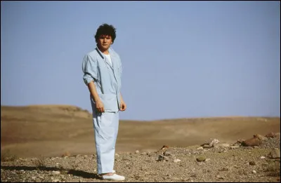 Qu'a-t-il apporté aux gens défavorisés dans le cadre de son engagement en 1986 ?