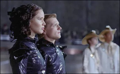 Pourquoi Katniss et Peeta ont-ils enflamm&eacute;s Panem pendant le d&eacute;fil&eacute; des tributs ?