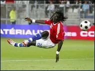 France-Equateur : 2-0 le 27/05/2008  Grenoble. La France, en rouge, prpare l'Euro contre des sud-amricains. C'est le soir de gloire de Gomis, auteur d'un doubl : Comment marque t-il le 2me but ?