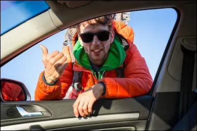 Après 20 minutes d'attente enfin une auto s'arrête. Quelle conversation engager avec le chauffeur ?