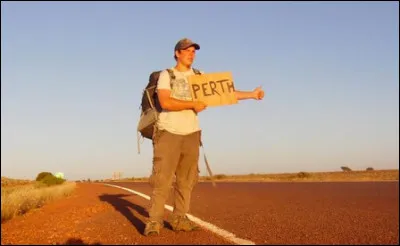 Dans quel pays ce jeune auto-stoppeur indique-t-il cette destination ?