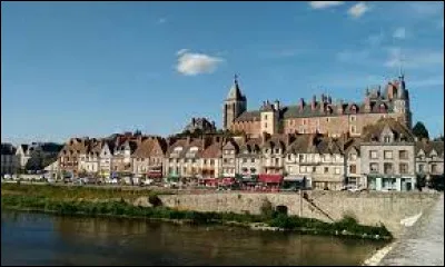Dans quelle région française se situe la ville de Gien ?