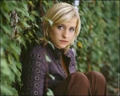 Dans quelle série retrouve-t-on le personnage de Chloe Sullivan ?
