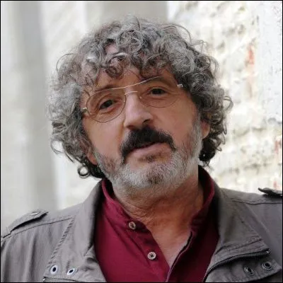 Dans quelle série de livres Jean-Marie Gourio compile-t-il des citations humoristiques comme "À la naissance le nain est normal, c'est en grandissant qu'il rapetisse" ?