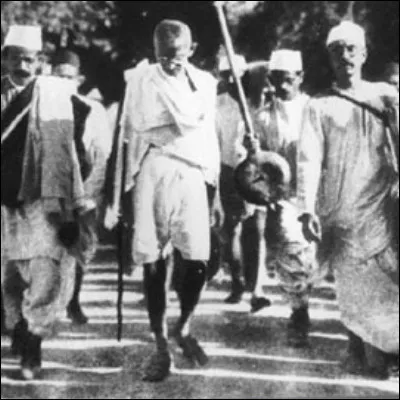 Au cours de quelle année marquée par la découverte de Pluton Gandhi entame-t-il sa marche du sel ?