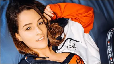 Avec qui cette youtubeuse est en couple ?