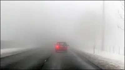 Par temps de brouillard très dense, à combien de km/h doit-on rouler sur une route nationale ?