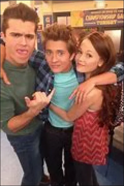 Comment se pr&eacute;nomme la premi&egrave;re personne &agrave; savoir le secret des trois super-h&eacute;ros ?