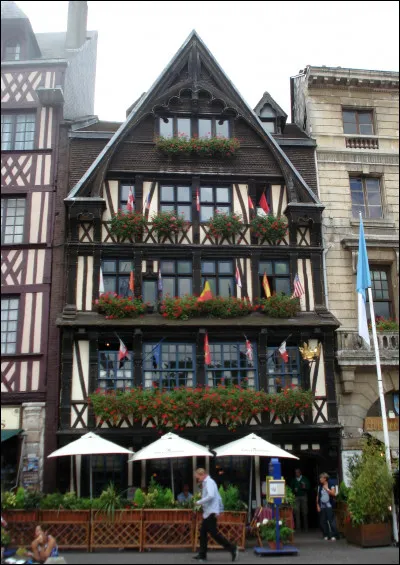 Comment se nomme la plus vieille auberge de France, située à Rouen ?