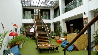 Comment appelle-t-on un réseau d'hébergement touristique mondial qui propose des formules d'hôtellerie et des services, souvent à prix très attractifs ?