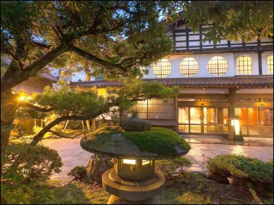 Dans quel pays se trouve la plus vieille auberge au monde encore en activité ?