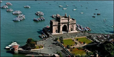 En l'honneur de qui l'arc de triomphe appelé La Porte de l'Inde a-t-il été élevé à Mumbai ?