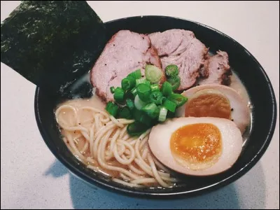 Asiatique : quelle est cette spécialité asiatique à base de nouilles et d'un bouillon de porc ?