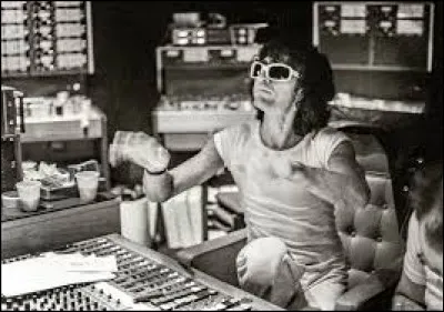 Complétez le titre de cette chanson : "Une simple...