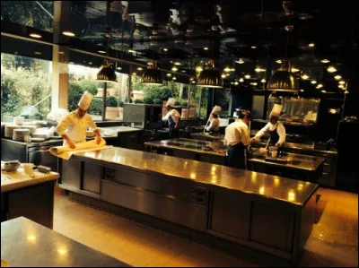 Gastronomique : quel est le chef de ce restaurant gastronomique de renom, installé à Ouches, près de Roanne ?