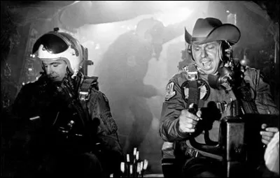 Quel est ce film de Stanley Kubrick qui se termine par l'explosion de deux bombes atomiques lancées d'un bombardier yankee sur des sites russes ?