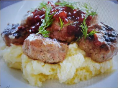 Dans quel pays les boulettes de viande à la confiture d'airelles sont-elles une spécialité à déguster ?