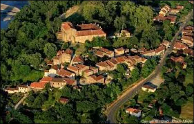 Village occitan, dans l'arrondissement de Mirande, Saint-Mont se situe dans le département ...