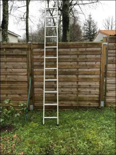 Commune du d&eacute;partement des Ardennes, situ&eacute;e &agrave; l'ouest de Charleville :