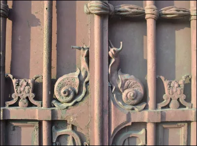 Au XIXe siècle, mettre en lien le milieu social, et le milieu culturel avec la production artistique n'est pas majoritaire. À quelles approches préfèrent-on ces deux démarches ?