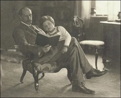 Je m'intéresse à la Révolution industrielle, et propose une lecture des faits artistiques comme participant à la Révolution, comme les produits manufacturés. Je mets sur le même plan les inventeurs, les économistes et les artistes. L'art est alors vu comme un phénomène global. 
Qui suis-je ?