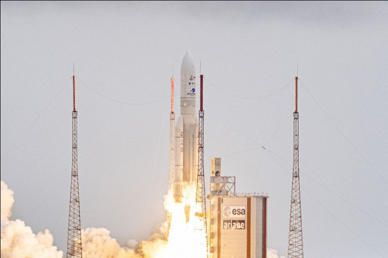 À quelle date a-t-il été lancé par la fusée Ariane 5 ?