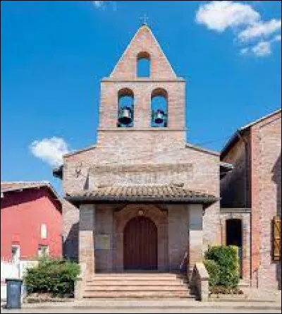 Nous sommes en Occitanie, à Fabas, devant l'église et son clocher-mur . Commune du pays Montalbanais, elle se situe dans le département ...