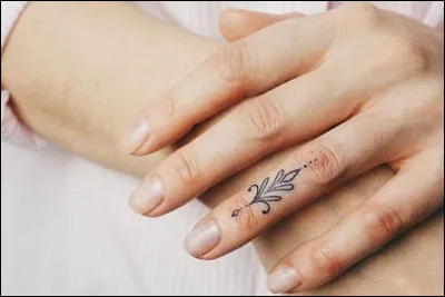 Qui chantait "Laisse-moi tenir ta main" ?