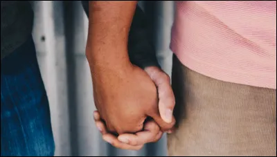 Qui est le chanteur de "Main dans la main" ?