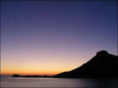 Une lumière diffuse qui subsiste le soir après le coucher du soleil, juste avant la nuit. Il s'agit du...