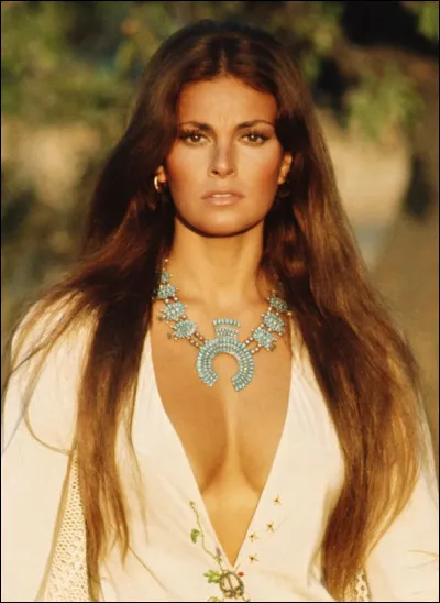 Qui est cette Raquel, actrice et chanteuse américaine d'origine bolivienne ?