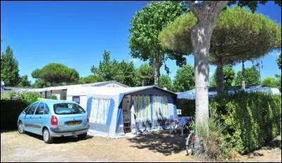 Quelle est cette auto garée près de la tente familiale dans les années 90 ?