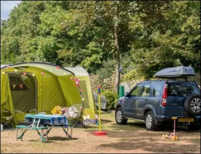 Quel est ce véhicule des années 2000 identifiable à sa roue de secours placée sur la porte arrière ?
