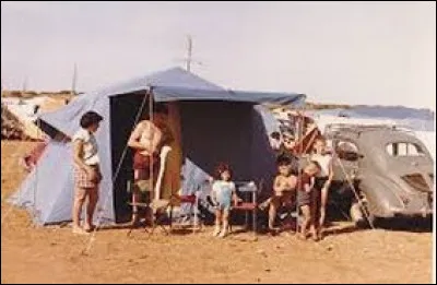 Retour aux années 50 avec cette famille en camping. Mais quelle est cette petite auto ?