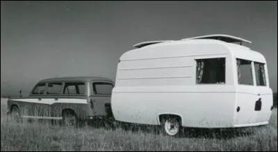 Quel est ce break robuste des années 50 capable de tracter cette caravane d'époque ?