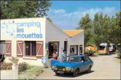 Quelle est cette auto des années 70 rangée devant l'accueil du camping des mouettes ?