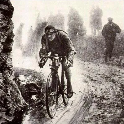 Quel surnom les cyclistes ont-ils re&ccedil;us suite &agrave; un article d�Albert Londres en 1924 ?