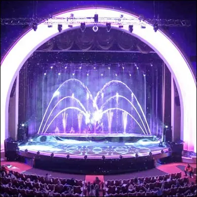 Quel cin&eacute;ma parisien, dont la principale salle peut accueillir plus de 2000 spectateurs, accueillait traditionnellement la premi&egrave;re projection fran&ccedil;aise du Disney de No&euml;l pr&eacute;c&eacute;d&eacute; d�un spectacle aquatique ?