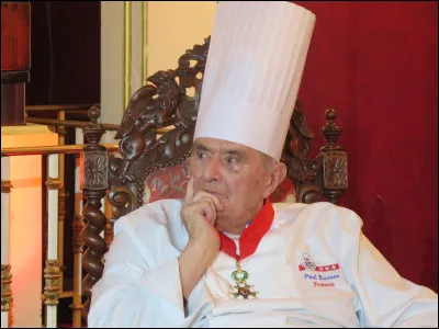 Paul Bocuse reçut la légion d'honneur en 1975, par quel président lui fut-elle remise ?