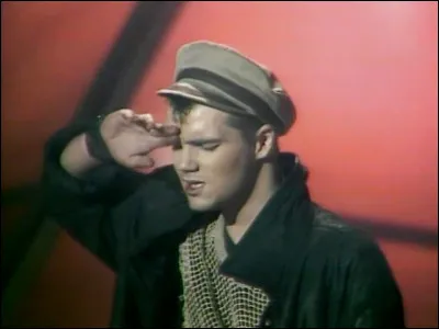 Musique : Complétez les paroles de la chanson "Cargo de nuit" d'Axel Bauer : "Cargo de nuit ... jours sans voir la terre Pull ... mal rasé On vient de débarquer".