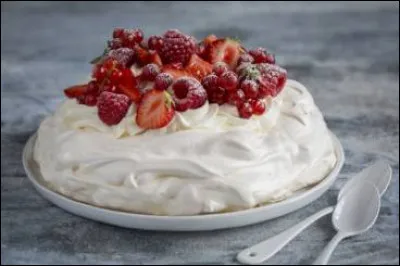 Gastronomie : comment s'appelle ce gâteau à base de meringue nappé de crème chantilly et recouvert de fruits frais ?