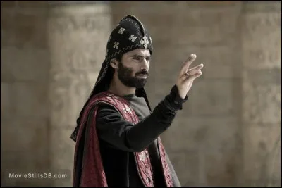 Évêque d'Alexandrie en 412 à la tête d'une bande de terroristes chrétiens extrémistes qui ont massacré la pauvre Hypatie, laissant la ville dans une léthargie culturelle pendant six siècles. Qui est-il ?