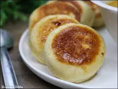 Quel petit pain blanc ou pain au lait gonflé est originaire de l'Alsace ?