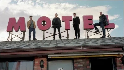 "Les Hommes de main" est interprété par John Malkovich.