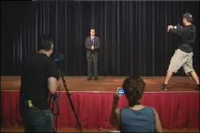 "Main dans la main" est interprété par Valérie Lemercier.