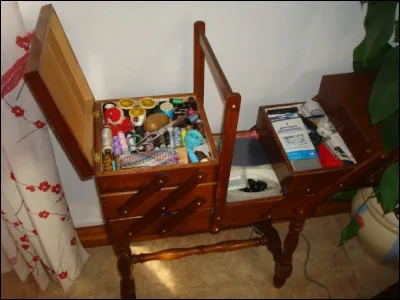 Quel est le nom de ce meuble ''boite à couture'' ?